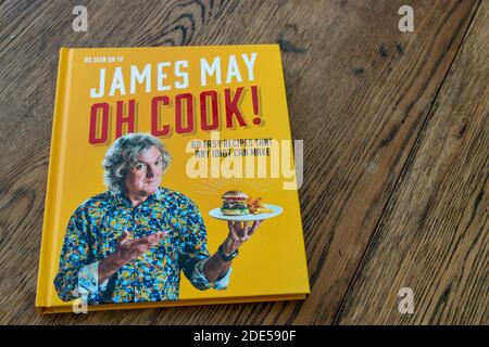 Durham, Royaume-Uni - 17 novembre 2020 : livre de cuisine James May Oh Cook. Top Gear voiture présentateur venez chef amateur, James apprend en déplacement sur l'émission de télévision Oh Cook, suc Banque D'Images