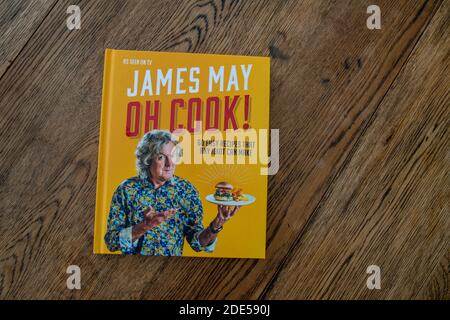 Durham, Royaume-Uni - 17 novembre 2020 : livre de cuisine James May Oh Cook. Top Gear voiture présentateur venez chef amateur, James apprend en déplacement sur l'émission de télévision Oh Cook, suc Banque D'Images