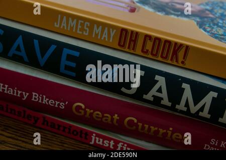 Durham, Royaume-Uni - 17 novembre 2020 : pile de livre de cuisine de célébrités, James May, Jamie Oliver, Hairy Bikers et Ainsley Harriott. Cuisine maison, planification de recettes co Banque D'Images