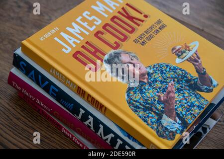 Durham, Royaume-Uni - 17 novembre 2020 : pile de livre de cuisine de célébrités, James May, Jamie Oliver, Hairy Bikers et Ainsley Harriott. Cuisine maison, planification de recettes co Banque D'Images