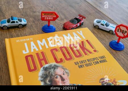 Durham, Royaume-Uni - 17 novembre 2020 : livre de cuisine James May Oh Cook. Top Gear voiture présentateur venez chef amateur, James apprend en déplacement sur l'émission de télévision Oh Cook, suc Banque D'Images