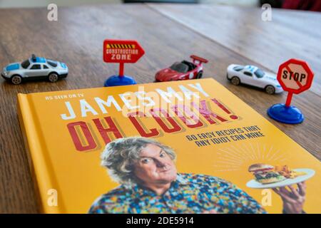 Durham, Royaume-Uni - 17 novembre 2020 : livre de cuisine James May Oh Cook. Top Gear voiture présentateur venez chef amateur, James apprend en déplacement sur l'émission de télévision Oh Cook, suc Banque D'Images