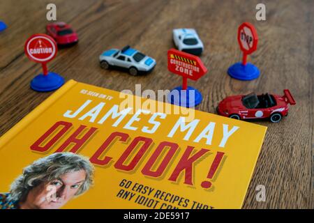 Durham, Royaume-Uni - 17 novembre 2020 : livre de cuisine James May Oh Cook. Top Gear voiture présentateur venez chef amateur, James apprend en déplacement sur l'émission de télévision Oh Cook, suc Banque D'Images