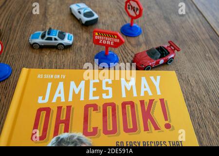 Durham, Royaume-Uni - 17 novembre 2020 : livre de cuisine James May Oh Cook. Top Gear voiture présentateur venez chef amateur, James apprend en déplacement sur l'émission de télévision Oh Cook, suc Banque D'Images