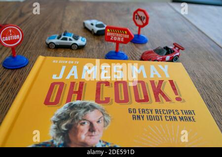 Durham, Royaume-Uni - 17 novembre 2020 : livre de cuisine James May Oh Cook. Top Gear voiture présentateur venez chef amateur, James apprend en déplacement sur l'émission de télévision Oh Cook, suc Banque D'Images