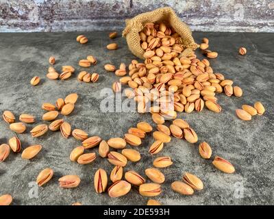 Pistaches salées grillées. Pistaches séchées dans un petit sac sur la table. Banque D'Images