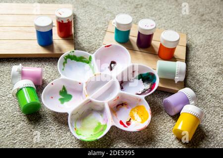 Divers pots de peinture pour enfants avec plateau de mélange activités familiales pour garder les enfants occupés pendant leur séjour à la maison. Loisirs en intérieur. Création, art, Banque D'Images