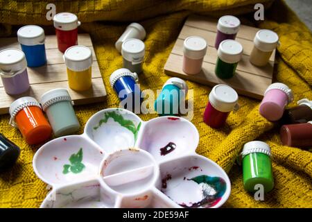 Divers pots de peinture pour enfants avec plateau de mélange activités familiales pour garder les enfants occupés pendant leur séjour à la maison. Loisirs en intérieur. Création, art, Banque D'Images