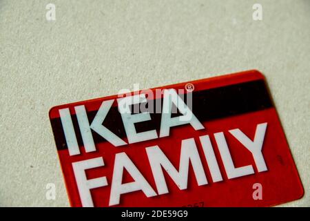 Durham, Royaume-Uni - 28 mai 2020 : carte de la famille IKEA sur fond isolé. La carte de membre IKEA permet aux membres d'obtenir une large gamme de remises et de avantages Banque D'Images