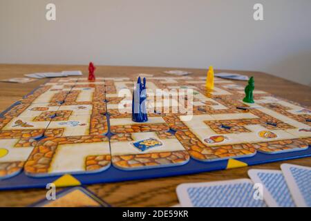 Durham, Royaume-Uni - 23 avril 2020 : jeu de table labyrinthe. Les joueurs se tournent vers le labyrinthe pour rechercher leurs objets magiques et leurs personnages par Mov soigneusement Banque D'Images