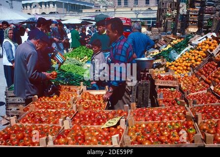 Vendeur de tomates sur le marché Scall à Urgup Cappadoce Turquie Banque D'Images