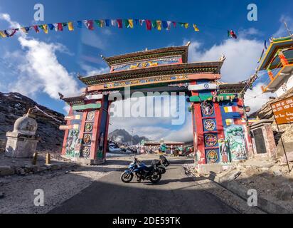 Biker à la porte de tawang, arunachal inde Banque D'Images