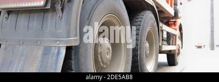 Le chariot se trouve sur un véhicule de proximité des roues arrière de la chaussée. Banque D'Images
