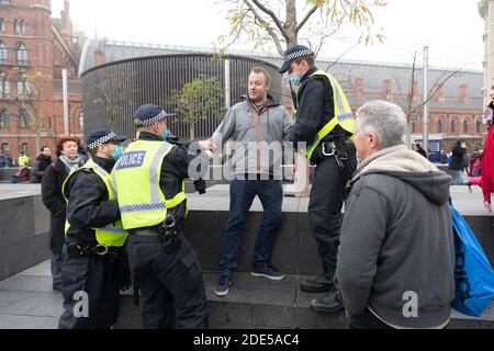 28 novembre 2020. Londres, Royaume-Uni. Un manifestant participant à la manifestation de l'unité pour la liberté anti Covid-19 est arrêté par des policiers. Organisé par le groupe Stand Up X, les manifestants sont contre les règlements de confinement actuel et contre la vaccination contre la maladie de Covid-19. Photo de Ray Tang. Banque D'Images