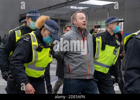 28 novembre 2020. Londres, Royaume-Uni. Un manifestant participant à la manifestation de l'unité pour la liberté anti Covid-19 est arrêté par des policiers. Organisé par le groupe Stand Up X, les manifestants sont contre les règlements de confinement actuel et contre la vaccination contre la maladie de Covid-19. Photo de Ray Tang. Banque D'Images