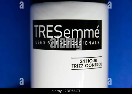 Durham, Royaume-Uni - 30 avril 2020 : flacon isolé de spray à cheveux Tresemme. Spray de contrôle des frisottis utilisé par les professionnels. Tess emme est un soin de cheveux populaire br Banque D'Images