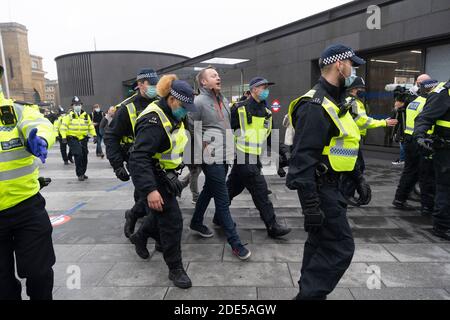 28 novembre 2020. Londres, Royaume-Uni. Un manifestant participant à la manifestation de l'unité pour la liberté anti Covid-19 est arrêté par des policiers. Organisé par le groupe Stand Up X, les manifestants sont contre les règlements de confinement actuel et contre la vaccination contre la maladie de Covid-19. Photo de Ray Tang. Banque D'Images