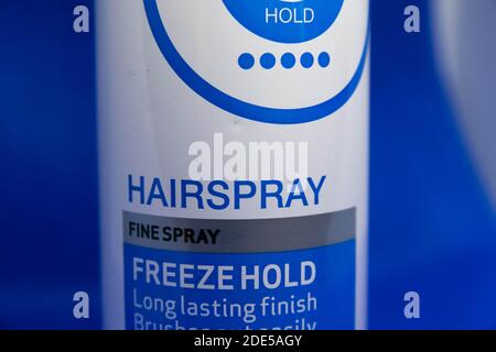 Durham, Royaume-Uni - 30 avril 2020 : flacon isolé de spray à cheveux Tresemme. Spray de contrôle des frisottis utilisé par les professionnels. Tess emme est un soin de cheveux populaire br Banque D'Images