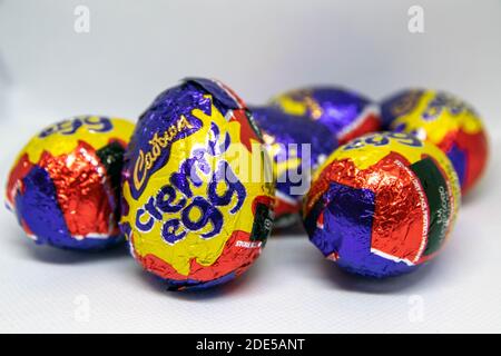 Durham, Royaume-Uni - 30 avril 2020 : œuf en crème Cadbury isolé sur fond blanc avec espace pour le texte. Cadburys est une marque populaire avec un centre de gooey c Banque D'Images