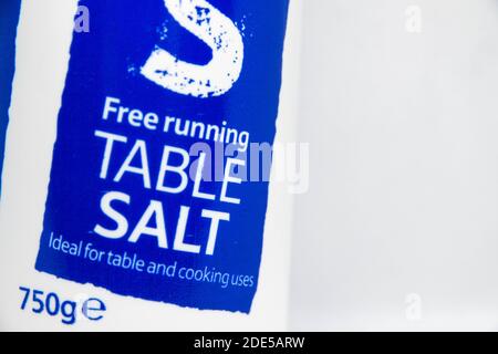 Sel de table gratuit en bouteille blanche avec logo bleu. Idéal pour les tables et la cuisine. Condiment commun dans la plupart des pièces de la maison pour ajouter la saveur et le goût Banque D'Images