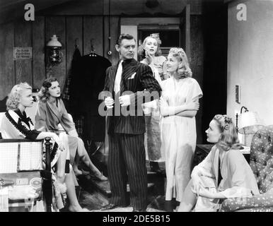 LORRAINE KREUGER VIRGINIA GREY CLARK PIGNON VIRGINIA DALE PAULA STONE et JOAN MARSH in IDIOT'S DELIGHT 1939 réalisateur CLARENCE BROWN play / scénario Robert E. Sherwood Metro Goldwyn Mayer Banque D'Images