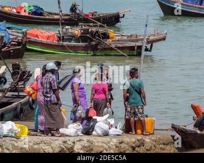 Passagers attendant un ferry pour traverser le détroit entre la ville de Myeik et l'île Pahtaw Pahtet, dans le sud du Myanmar, région de Tanintharyi. Le gâteau Banque D'Images