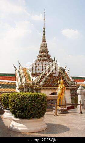 Statue d'or de Kinnara, créature mythique, dans le jardin du temple Wat Phra Kaew dans le complexe du Grand Palais, Bangkok, Thaïlande Banque D'Images