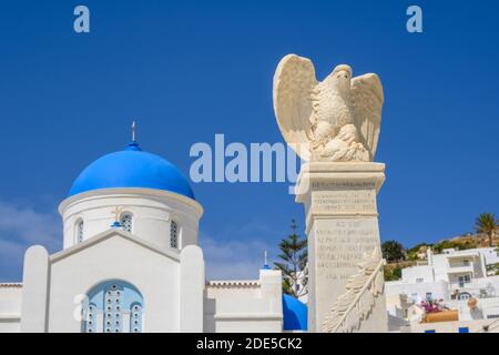 IOS, Grèce - 20 septembre 2020 : la statue d'un aigle devant l'église de la cathédrale d'iOS, au centre de la ville de Chora. Cyclades, Grèce Banque D'Images