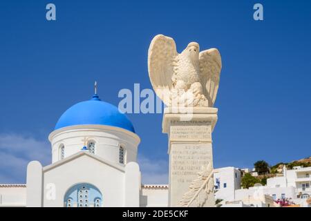 IOS, Grèce - 20 septembre 2020 : la statue d'un aigle devant l'église de la cathédrale d'iOS, au centre de la ville de Chora. Cyclades, Grèce Banque D'Images