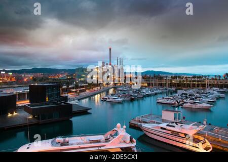 Port Forum marina et port au sunset.in Barcelone, Espagne. Banque D'Images