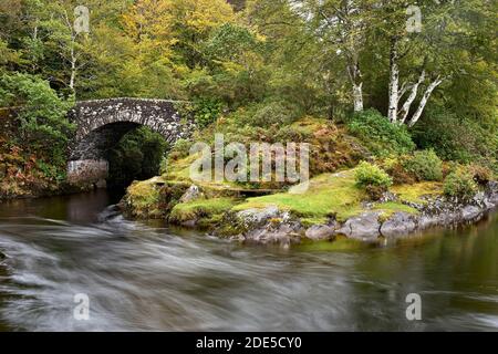 Le pont Old Shiel traverse la rivière Shiel à Blain, Moidart, Lochaber, Highland, Écosse. Banque D'Images