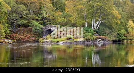 Le pont Old Shiel traverse la rivière Shiel à Blain, Moidart, Lochaber, Highland, Écosse. Banque D'Images