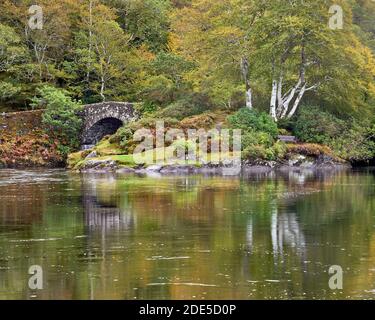 Le pont Old Shiel traverse la rivière Shiel à Blain, Moidart, Lochaber, Highland, Écosse. Banque D'Images