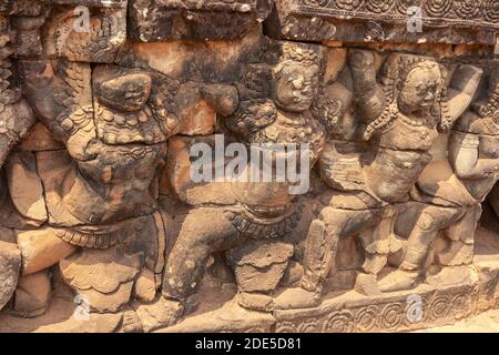 Danse des sculptures d'Apsara sur Elephant Terrace, Angkor Thom, Cambodge Banque D'Images