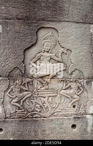 Sculpture de bas-relief avec danse Apsara. Temple de Prasat Bayon, Angkor Thom, Cambodge Banque D'Images