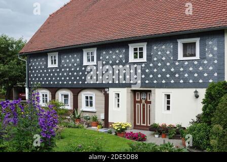 Maison à colombages dans le style architectural traditionnel de la haute Lusatia dans la municipalité d'Obercunnersdorf en Saxe-est - Allemagne. Banque D'Images