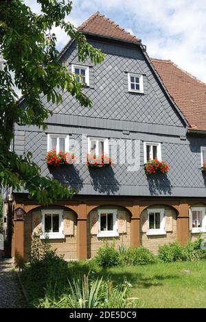 Maison à colombages dans le style architectural traditionnel de la haute Lusatia dans la municipalité d'Obercunnersdorf en Saxe-est - Allemagne. Banque D'Images
