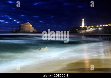 Plage de Biarritz ou Grande Plage et phare pays Basque Pyrénées Atlantiques Département, Aquitaine, France Banque D'Images