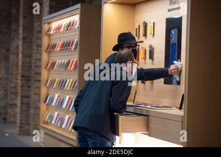 Les assistants de magasin Apple Store préparent l'exposition à Londres pendant le dernier week-end de coronavirus Lockdown#2, Londres, Angleterre, Royaume-Uni Banque D'Images