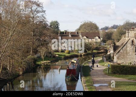 Un bateau amarré sur le canal Kennet et Avon Banque D'Images