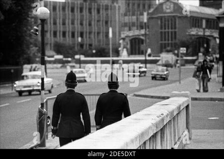 Les policiers marchent sur le trottoir, Londres, 1971 Banque D'Images