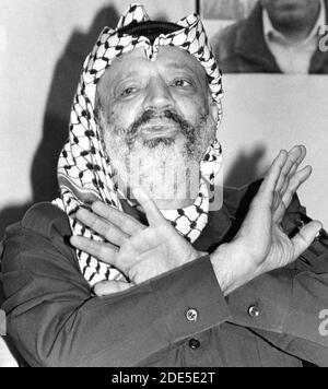 Yasser ARAFAT (Mohammed Yasser Abdel Rahman Abdel Raouf Arafat al-Qudwa), (*24 août 1929 – +11 novembre 2004), était un leader palestinien primordial. Il a été président de l'Organisation de libération de la Palestine (OLP), président de l'Autorité nationale palestinienne (PNA) et chef du parti politique du Fatah et de l'ancien groupe paramilitaire qu'il a fondé en 1959. Photographié en mai 1988 à Tripolis, en Libye. Banque D'Images