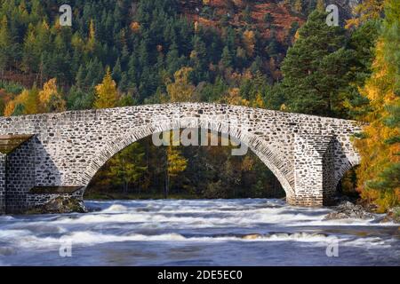 Pont Invercauld traversant la rivière Dee, près de Braemar, Deeside, Aberdeenshire, Écosse. Parc national de Cairngorms. Banque D'Images