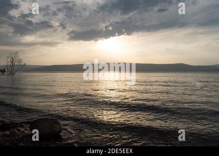 Coucher de soleil sur la mer de Galilée et les hauteurs du Golan. Photo de haute qualité. Banque D'Images