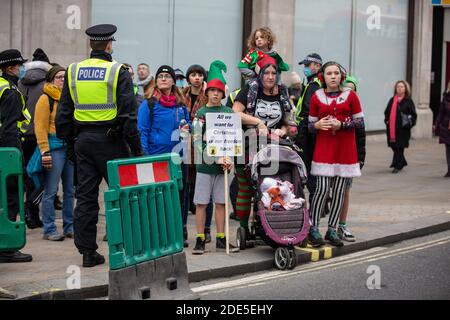 Une famille vêtue de tenues festives participant à des manifestations anti-verrouillage sur Oxford Street, dans la capitale Londres, Angleterre, Royaume-Uni Banque D'Images