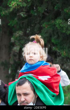 Amour de la patrie et du drapeau. Drapeau de l'Azerbaïdjan sur la fille. Célébration du jour de la victoire Banque D'Images