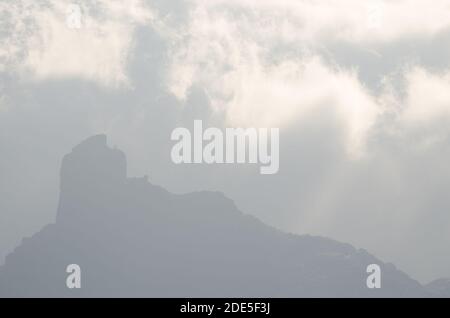 Silhouette du rétroéclairage et des nuages de la Roque Bentyga. Le parc rural Nublo. Tejeda. Grande Canarie. Îles Canaries. Espagne. Banque D'Images