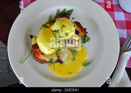 Eggs Benedict, un plat de petit-déjeuner populaire au restaurant Porterville Farmer's Market. Banque D'Images