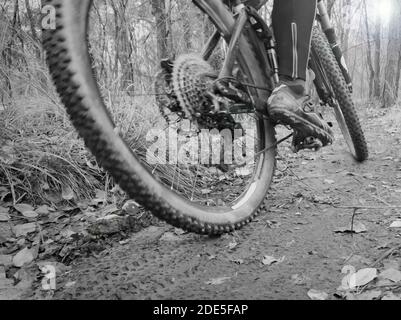 Pistes de boue sur un sentier de VTT Banque D'Images