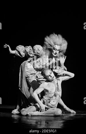 Lindsay Kemp (Puck - avant), Michael Matou (Oberon) dans UNE NUIT D'ÉTÉ rêve de Shakespeare au Sadler's Wells Theatre, Londres EC1 18/10/1983 conception et mise en scène: Lindsay Kemp & David Haughton costumes: 'Lolita' & Catherine Hill éclairage: John Spradbery Banque D'Images